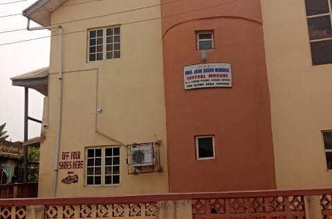 TRAGEDY AT DAWN: WORSHIPPER DIES AFTER CONFRONTATION AT OSOGBO MOSQUE, POLICE ARREST FOUR