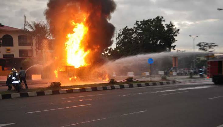 MAJOR FIRE DESTROYS POPULAR PLASTIC STORE IN OSOGBO, TRIGGERS PANIC OVER NEARBY FUEL STATIONS